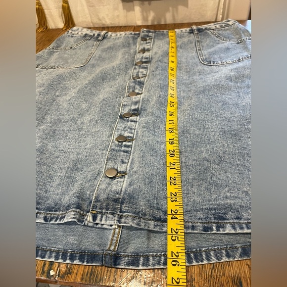 Light Wash Denim Skirt – 3XL – Button Front - Picture 7 of 7